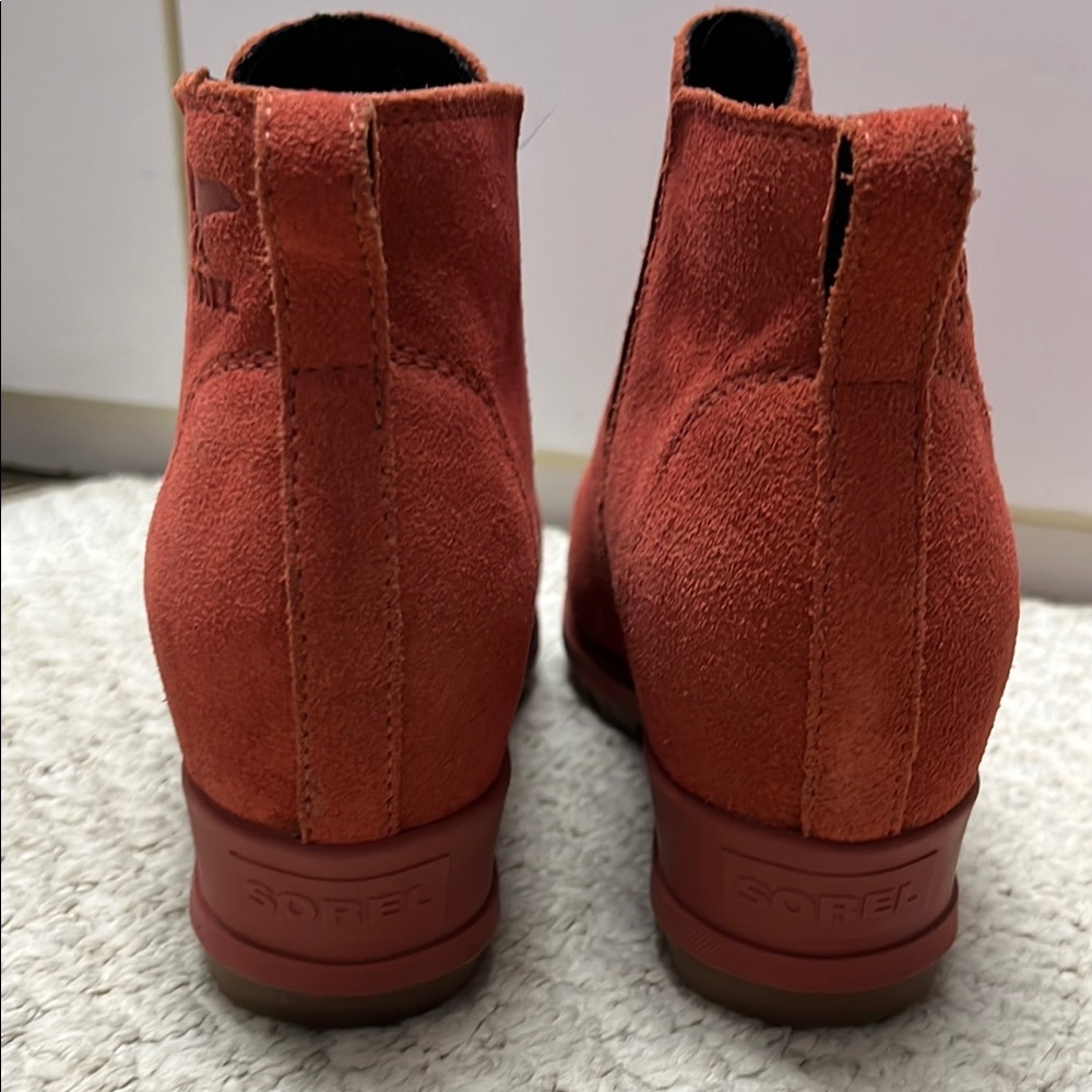 Sorel Red Ankle Booties with Elastic Panels - Picture 4 of 5
